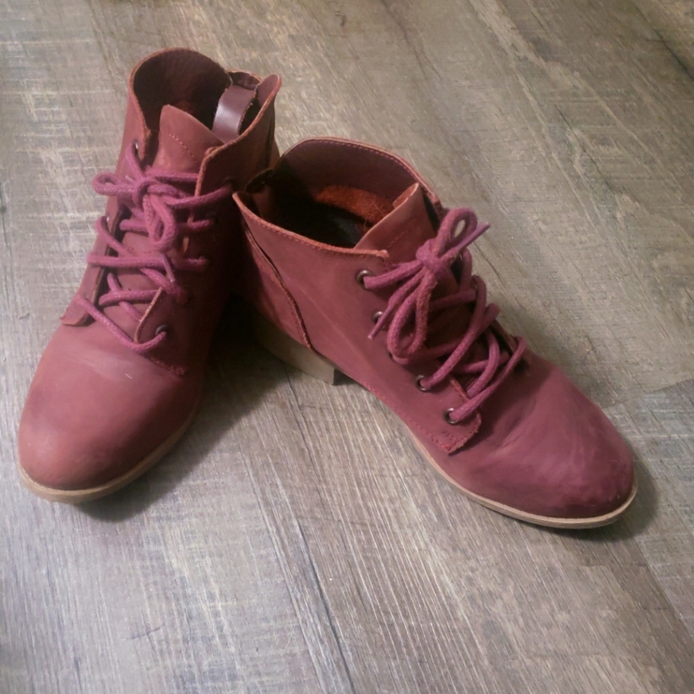 Steve Madden maroon womans boots